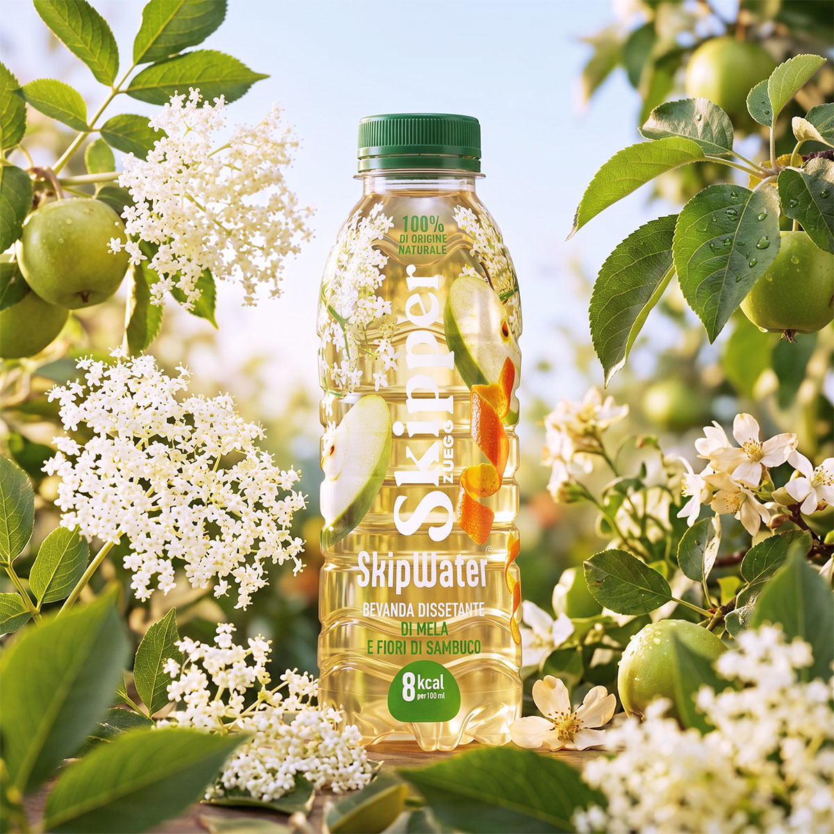 Packaging SkipWater Skipper Zuegg gusto mela — sleeve trasparente bevanda dissetante a base di frutta | Design Collective